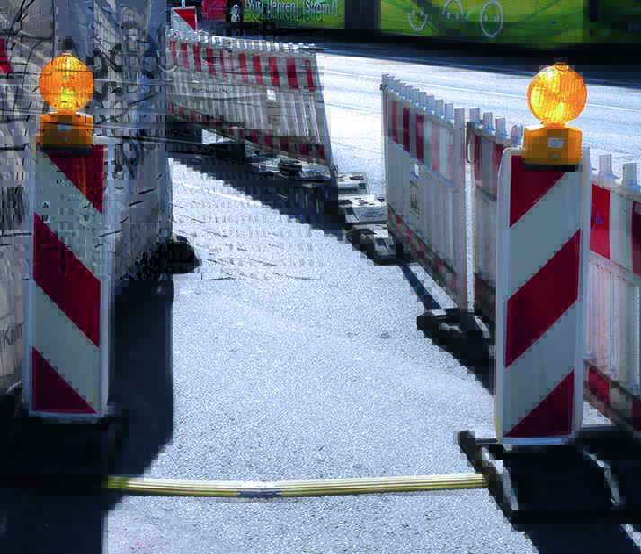 Das Bild zeigt den Eingang einer Baustellenumleitung für Fußgänger.