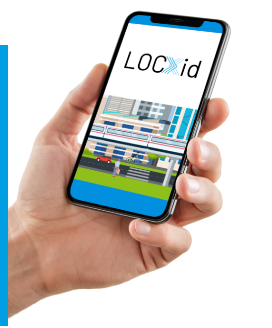 Hand mit Handy, auf dem die LOC.id-Anwendung grafisch dargestellt wird.
