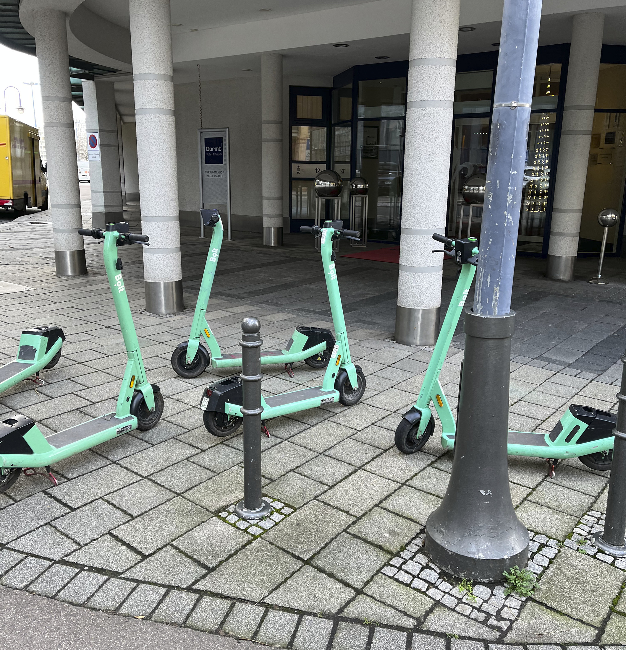 Fünf E-Scooter stehen vor einem Geschäft.